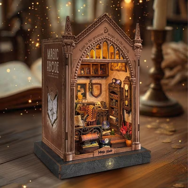 Magic Abode Book Nook – LED Işıklı Sihirli Çalışma Odası Minyatür Kitaplık DIY Ahşap Maket Kiti