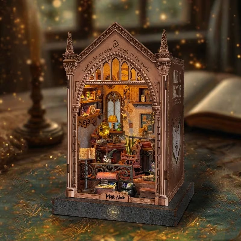 Magic Abode Book Nook – LED Işıklı Sihirli Çalışma Odası Minyatür Kitaplık DIY Ahşap Maket Kiti