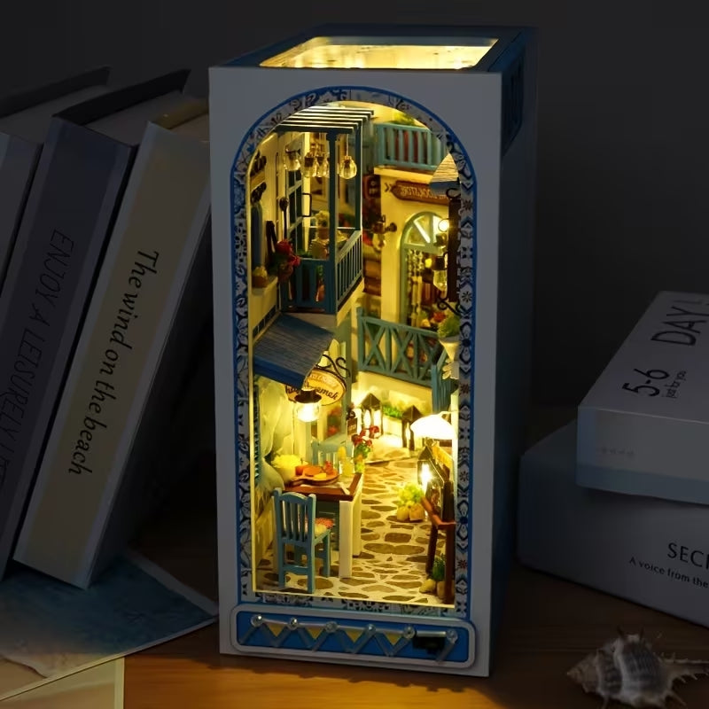 Sea Breeze Book Nook Minyatür Model – LED Işıklı Akdeniz Sokak Temalı DIY Ahşap Kitaplık Dekoru